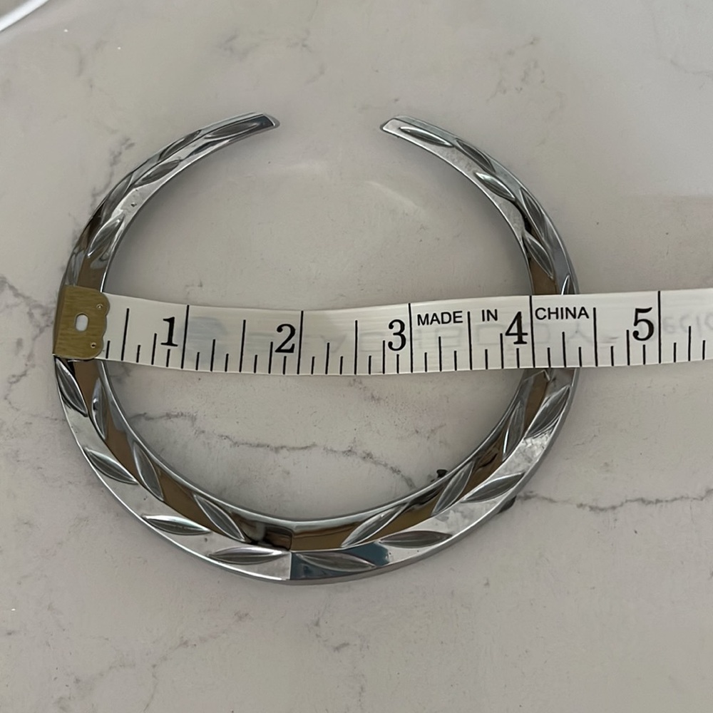 Genuine OEM GM Radiator Grille Emblem - Picture 5 of 5